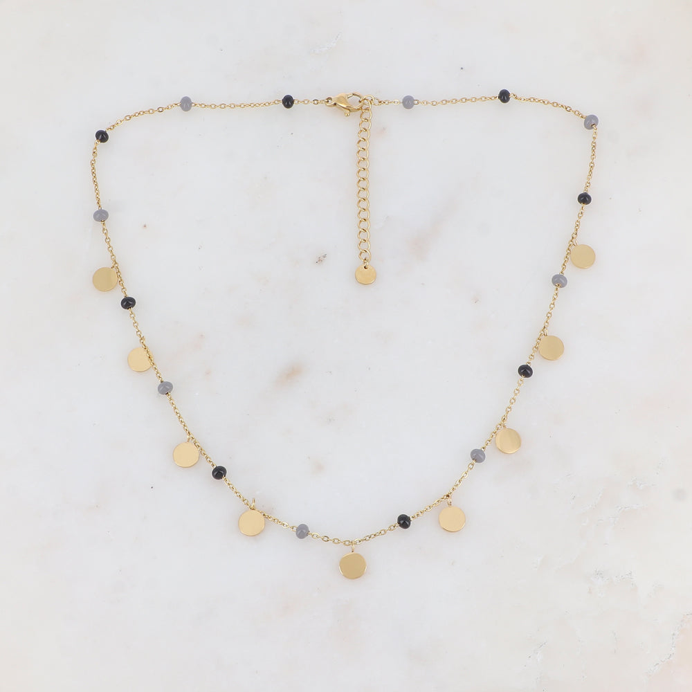 Collier doré avec des pampilles rondes lisses et des perles émaillées noires et grises 40+5 cm