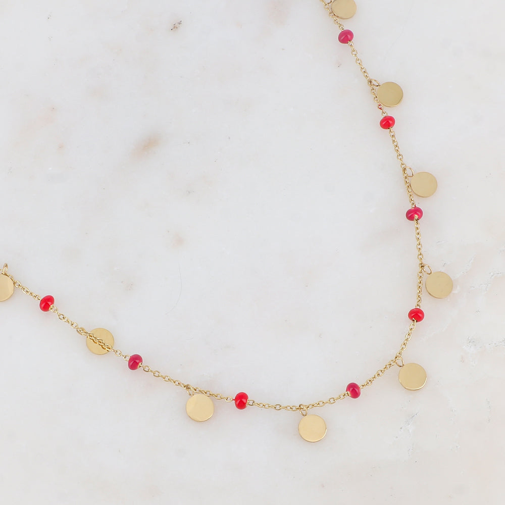 Collier doré avec des pampilles rondes lisses et des perles émaillées rouges 40+5 cm