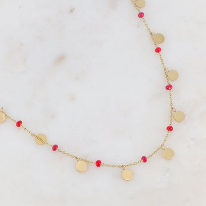 Collier doré avec des pampilles rondes lisses et des perles émaillées rouges 40+5 cm
