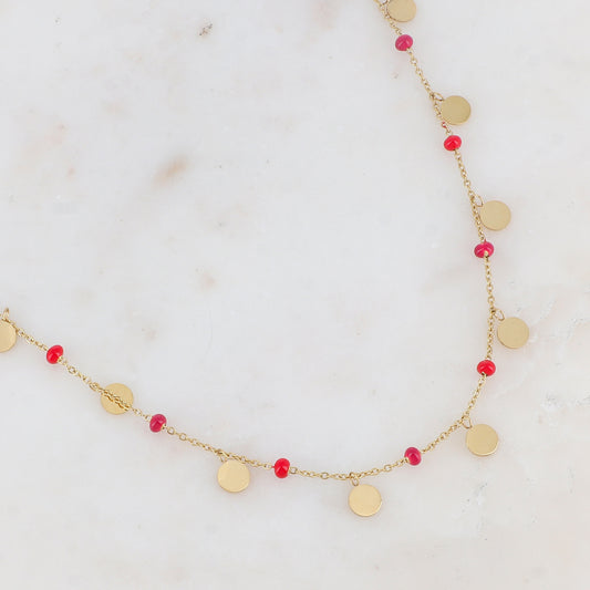 Collier doré avec des pampilles rondes lisses et des perles émaillées rouges 40+5 cm