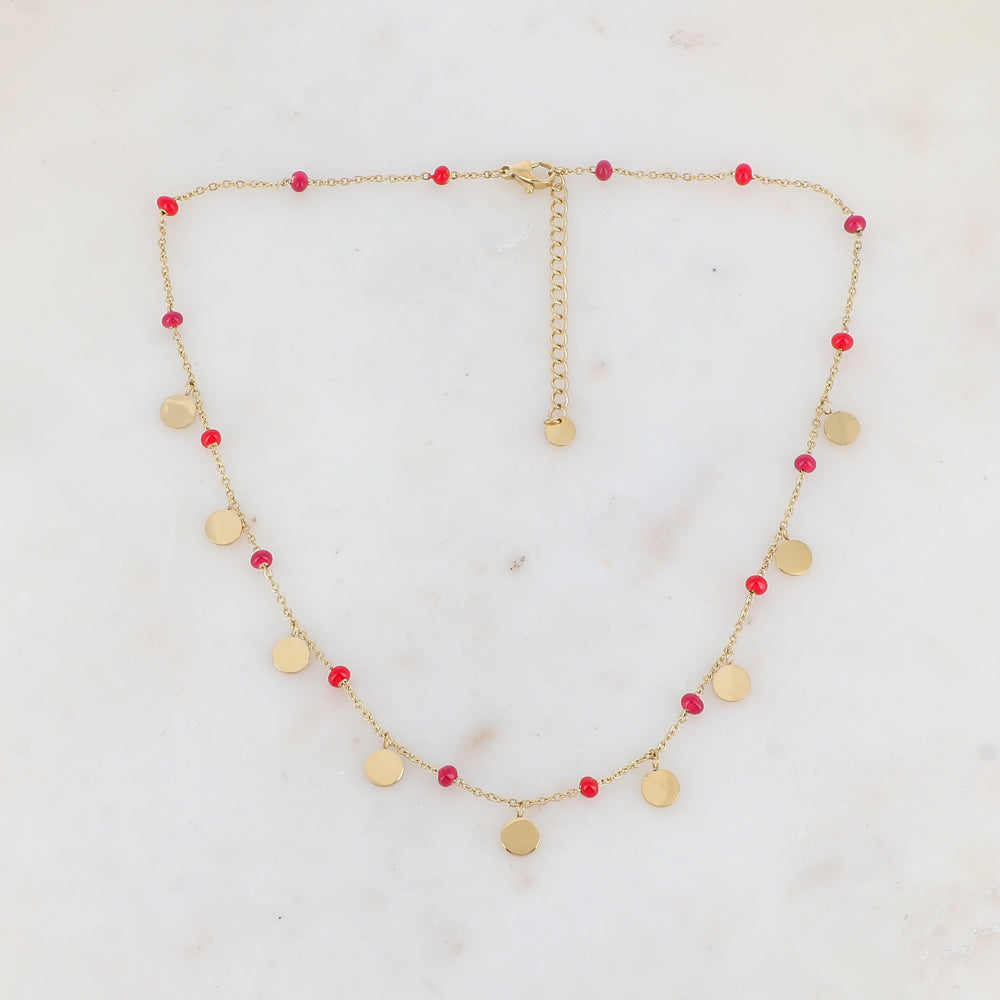 Collier doré avec des pampilles rondes lisses et des perles émaillées rouges 40+5 cm