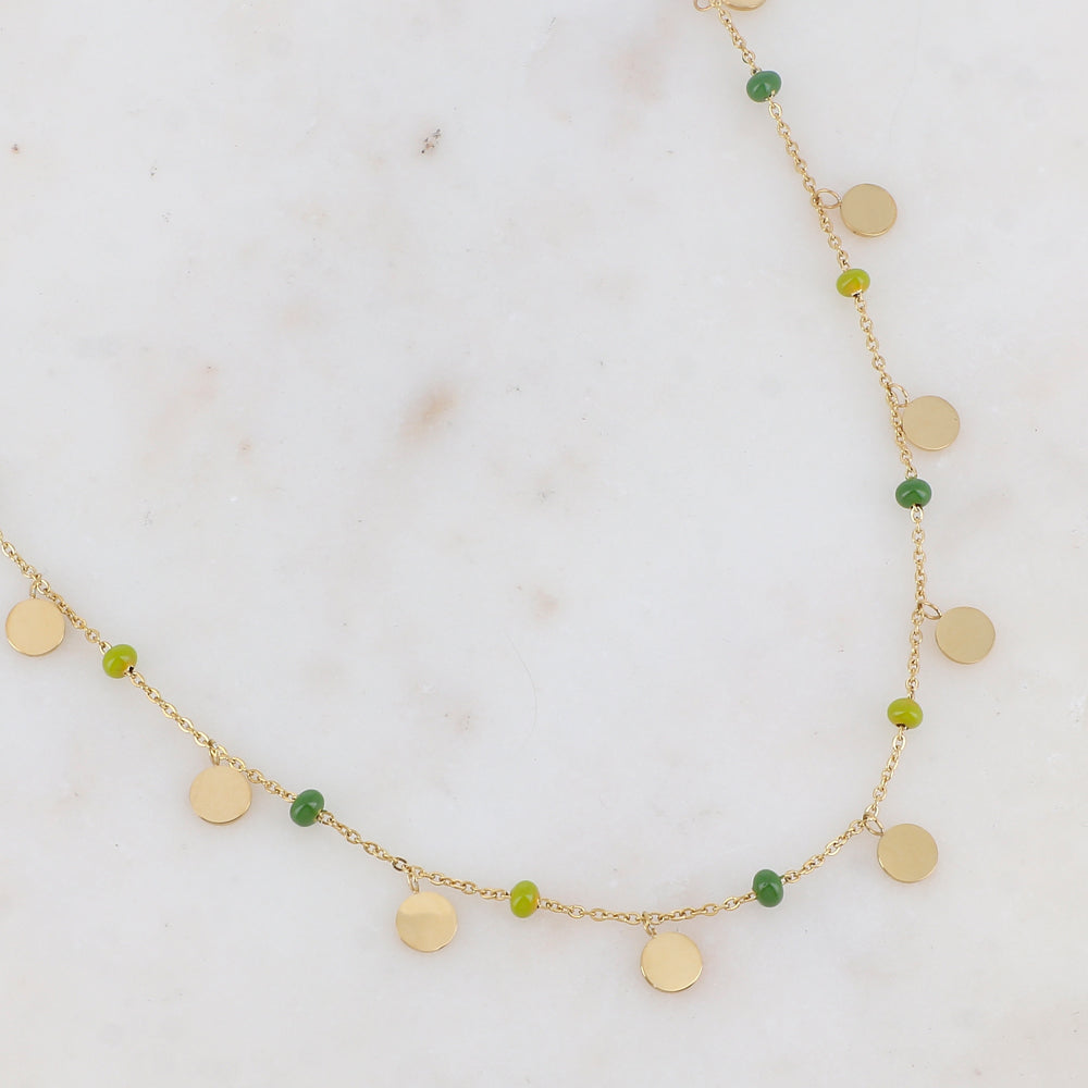 Collier doré avec des pampilles rondes lisses et des perles émaillées vertes 40+5 cm