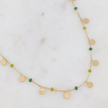 Collier doré avec des pampilles rondes lisses et des perles émaillées vertes 40+5 cm