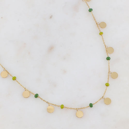 Collier doré avec des pampilles rondes lisses et des perles émaillées vertes 40+5 cm