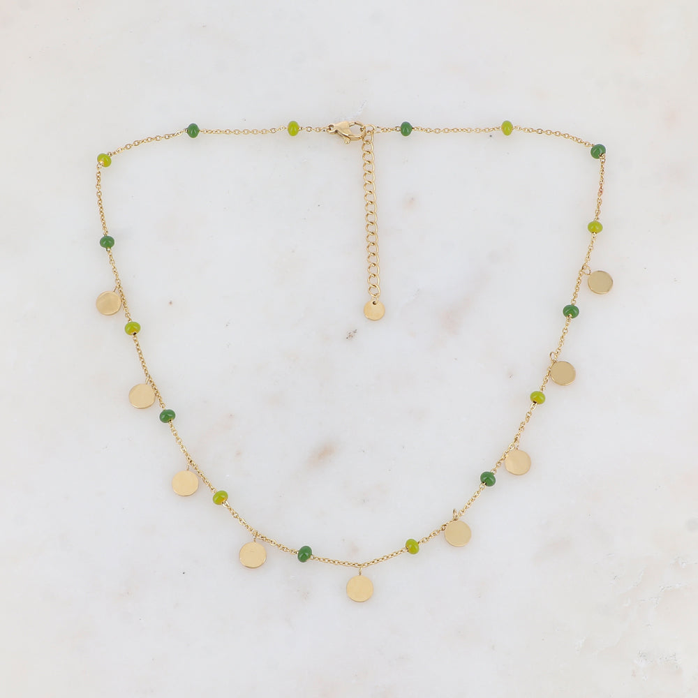Collier doré avec des pampilles rondes lisses et des perles émaillées vertes 40+5 cm