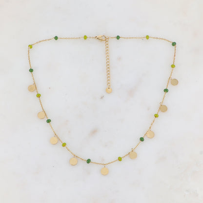 Collier doré avec des pampilles rondes lisses et des perles émaillées vertes 40+5 cm