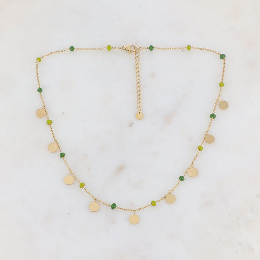 Collier doré avec des pampilles rondes lisses et des perles émaillées vertes 40+5 cm
