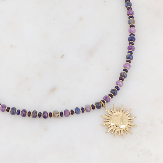 Collier doré composé de perles en pierre agate bleue et violette et pendentif forme soleil 39+7 cm