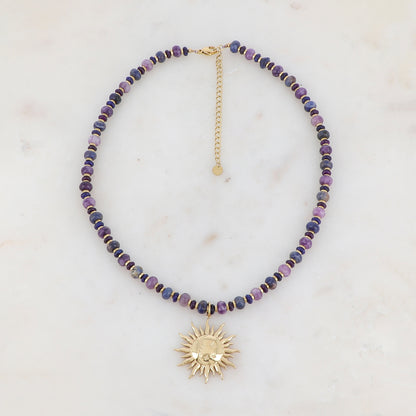 Collier doré composé de perles en pierre agate bleue et violette et pendentif forme soleil 39+7 cm