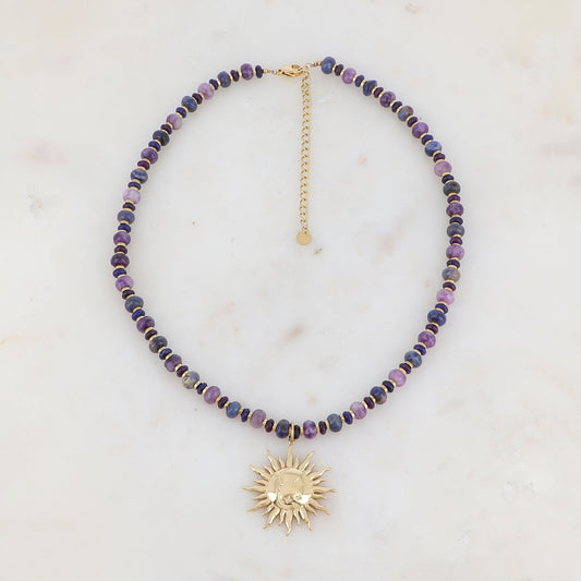 Collier doré composé de perles en pierre agate bleue et violette et pendentif forme soleil 39+7 cm