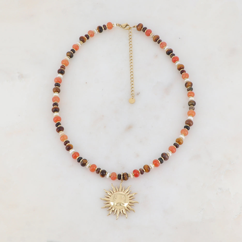 Collier doré composé de perles en pierre noire, blanche, agate orange et oeil de tigre et pendentif forme soleil 39+7 cm