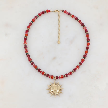 Collier doré composé de perles en pierre rouge et pendentif forme soleil 39+7 cm