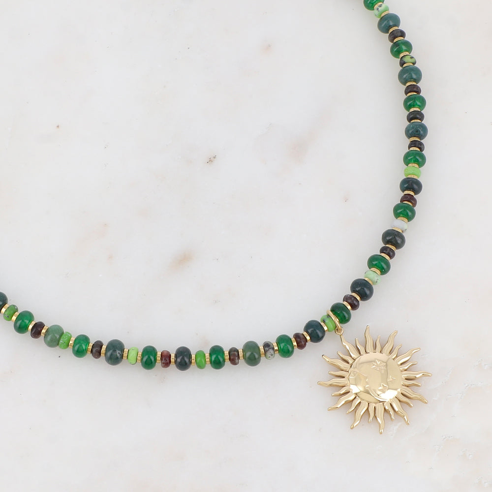 Collier doré composé de perles en pierre naturelle vertes et pendentif forme soleil 39+7 cm