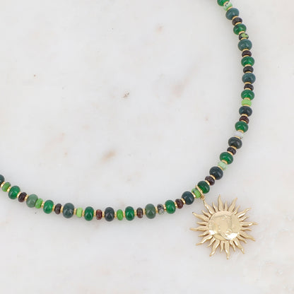 Collier doré composé de perles en pierre naturelle vertes et pendentif forme soleil 39+7 cm