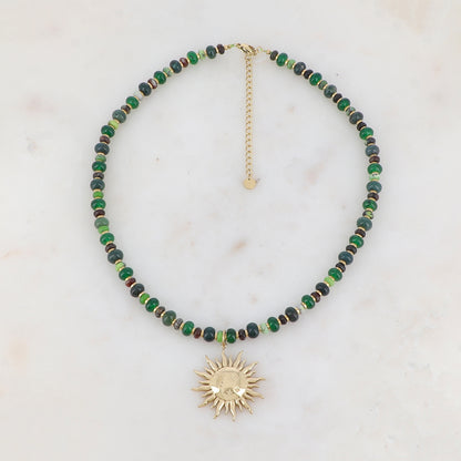 Collier doré composé de perles en pierre naturelle vertes et pendentif forme soleil 39+7 cm