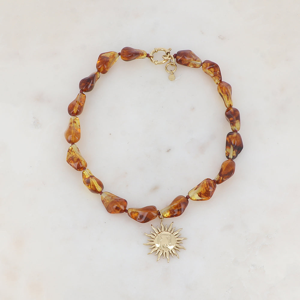 Collier doré avec perles en résine translucide ambre et pendentif forme soleil 39-41 cm