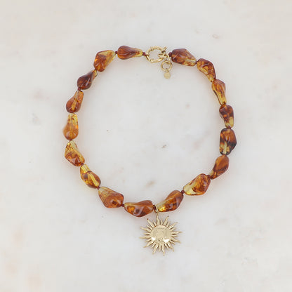 Collier doré avec perles en résine translucide ambre et pendentif forme soleil 39-41 cm