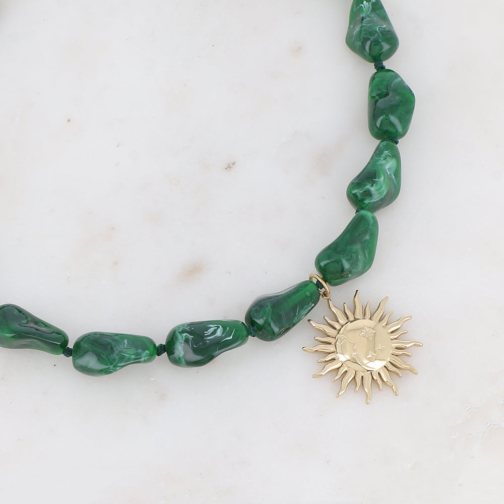 Collier doré avec perles en résine translucide vert et pendentif forme soleil 39-41 cm