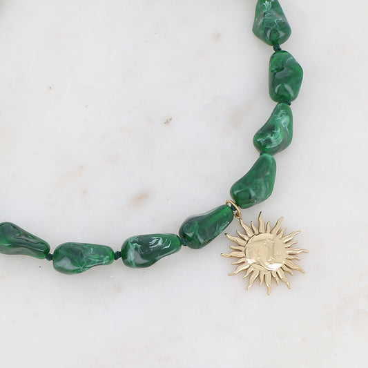 Collier doré avec perles en résine translucide vert et pendentif forme soleil 39-41 cm