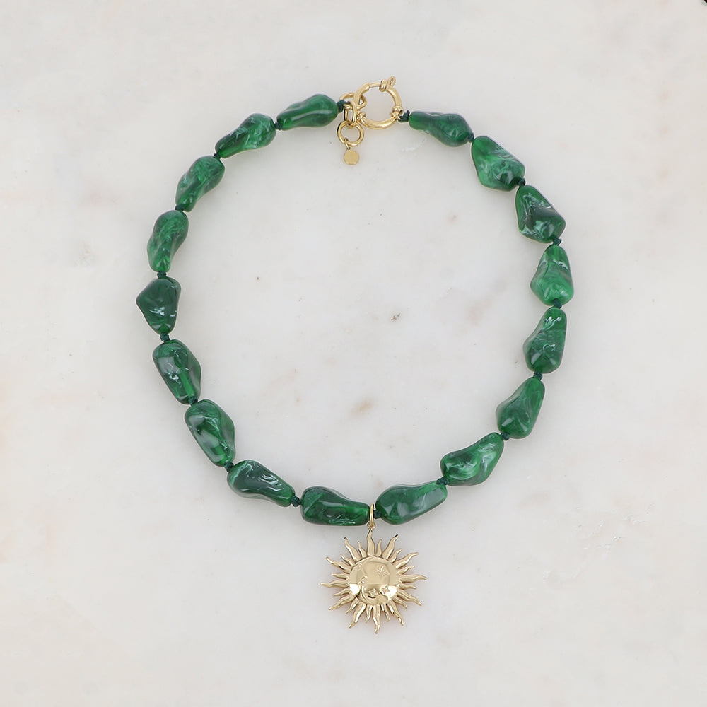 Collier doré avec perles en résine translucide vert et pendentif forme soleil 39-41 cm