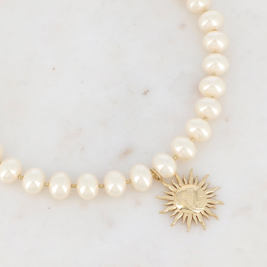 Collier doré avec perles en résine effet nacré et pendentif forme soleil 41+3 cm