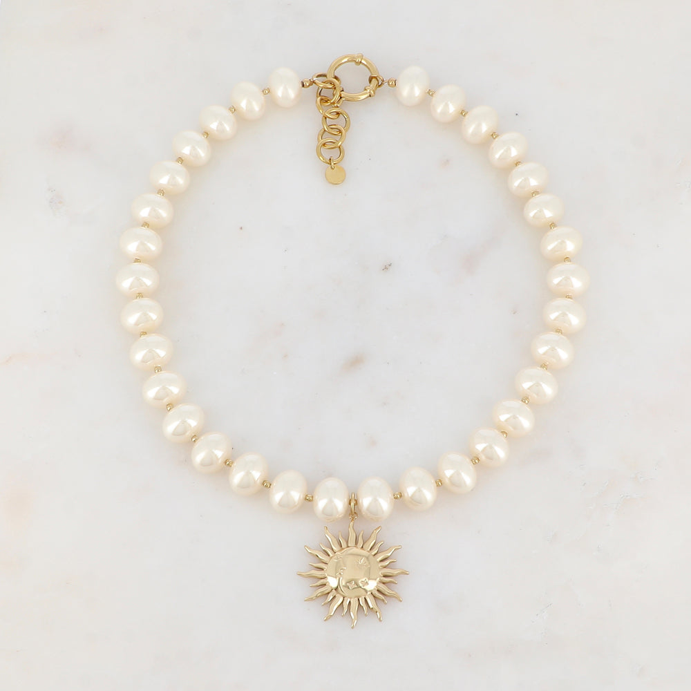 Collier doré avec perles en résine effet nacré et pendentif forme soleil 41+3 cm