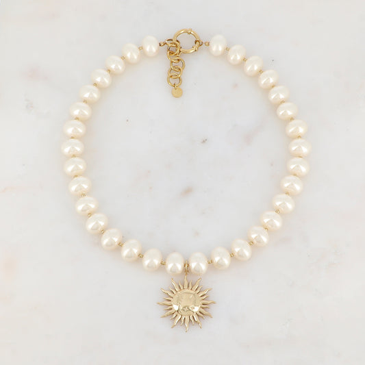 Collier doré avec perles en résine effet nacré et pendentif forme soleil 41+3 cm