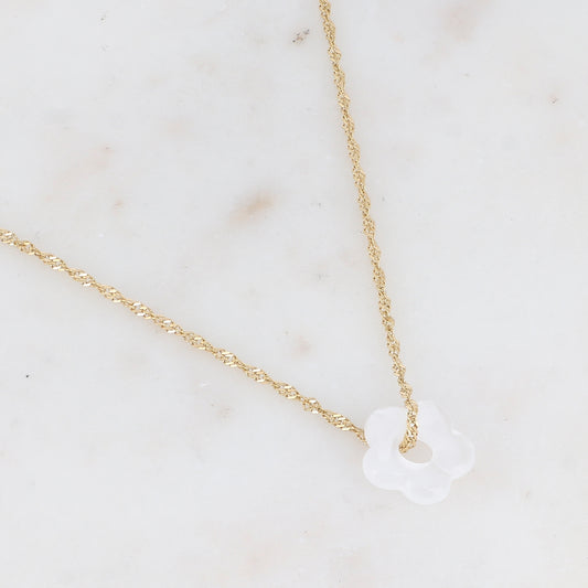 Collier doré avec perle de fleur en acétate de fleur en acétate blanc translucide 40+5 cm