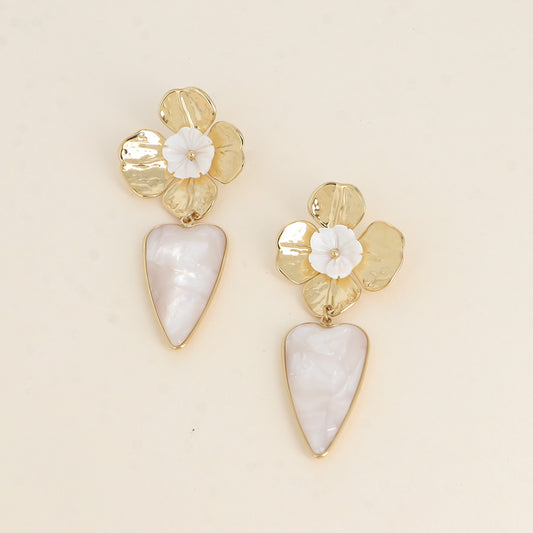 Boucles pendantes - fleur texturée et fleur nacrée, pièce cœur en résine beige 29x67 mm