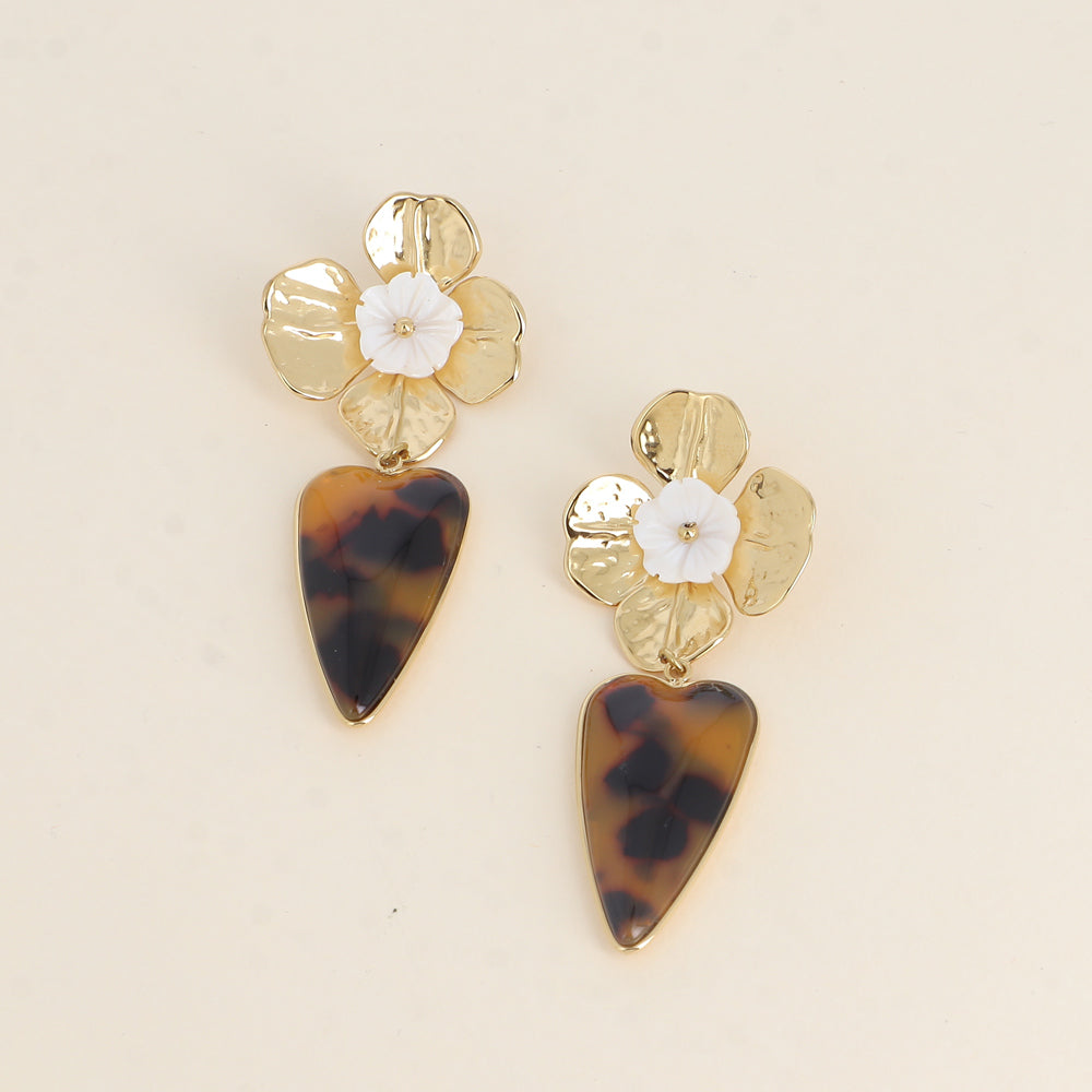 Boucles pendantes - fleur texturée et fleur nacrée, pièce cœur en résine léopard 29x67 mm