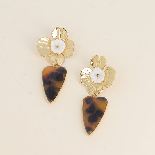 Boucles pendantes - fleur texturée et fleur nacrée, pièce cœur en résine léopard 29x67 mm