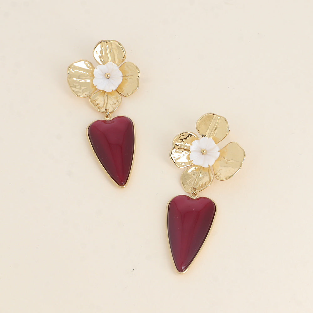 Boucles pendantes - fleur texturée et fleur nacrée, pièce cœur en résine rouge 29x67 mm