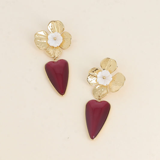 Boucles pendantes - fleur texturée et fleur nacrée, pièce cœur en résine rouge 29x67 mm