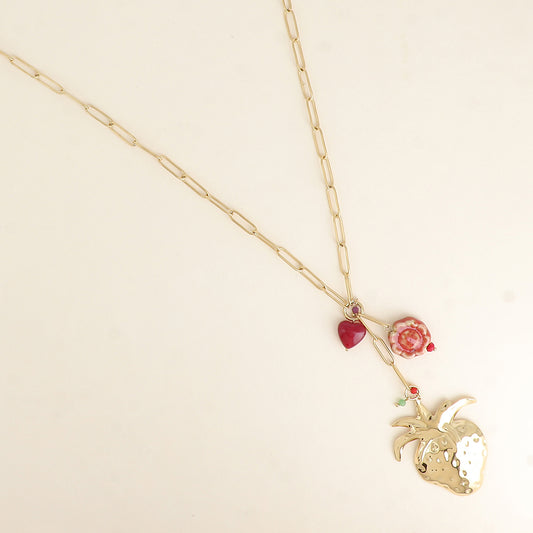 Collier en Y- pendentif fraise, perle cœur et fleur en céramique émaillée 64+5 cm