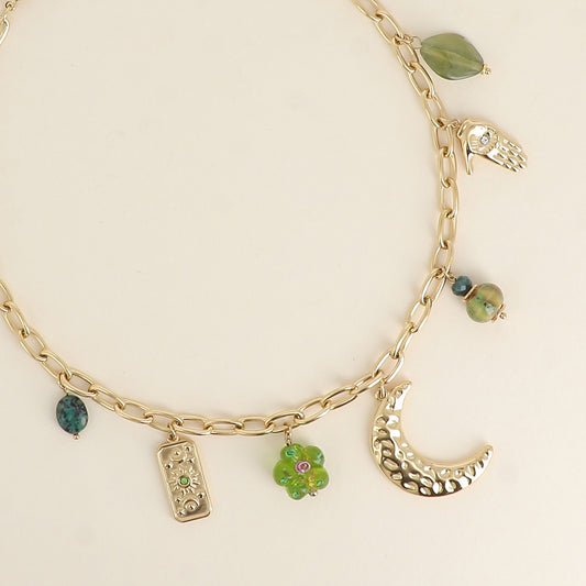 Collier - perles de résine, plaquette lune et soleil, fleur perlée, céramique émaillée, lune martelée, main - Vert 40+5 cm