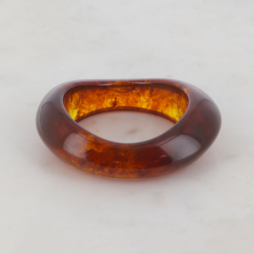 Jonc fermé en résine colorée Diamètre : 6,4 cm -Epaisseur : 3,1 cm