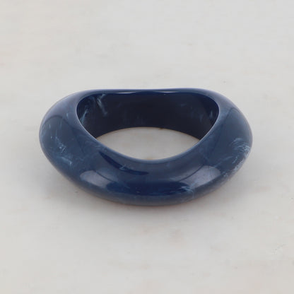 Jonc fermé en résine colorée Diamètre : 6,4 cm -Epaisseur : 3,1 cm