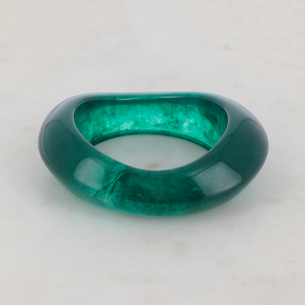 Jonc fermé en résine colorée Diamètre : 6,4 cm -Epaisseur : 3,1 cm
