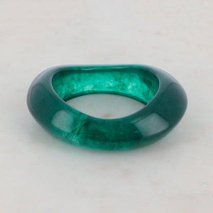 Jonc fermé en résine colorée Diamètre : 6,4 cm -Epaisseur : 3,1 cm