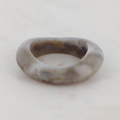 Jonc fermé en résine colorée Diamètre : 6,4 cm -Epaisseur : 3,1 cm
