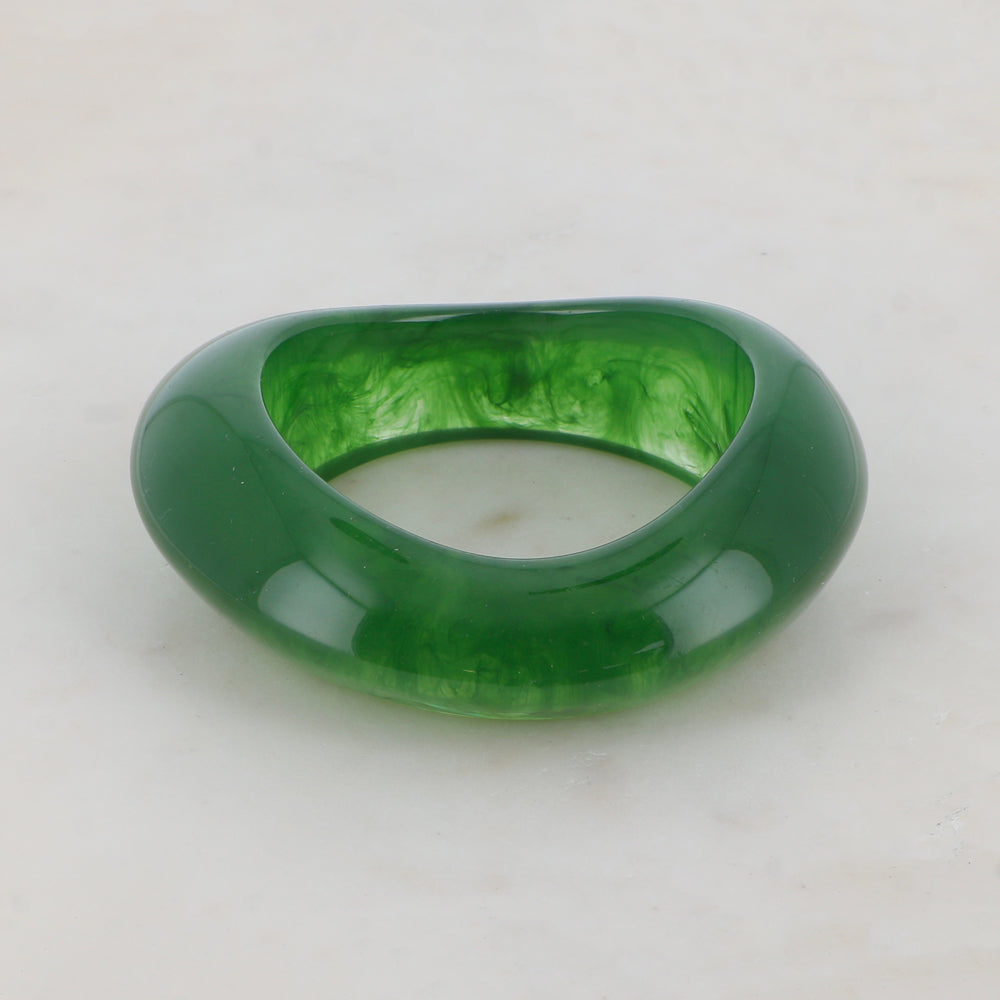 Jonc fermé en résine colorée Diamètre : 6,4 cm -Epaisseur : 3,1 cm