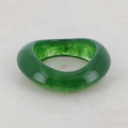 Jonc fermé en résine colorée Diamètre : 6,4 cm -Epaisseur : 3,1 cm