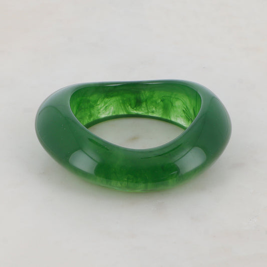 Jonc fermé en résine colorée Diamètre : 6,4 cm -Epaisseur : 3,1 cm