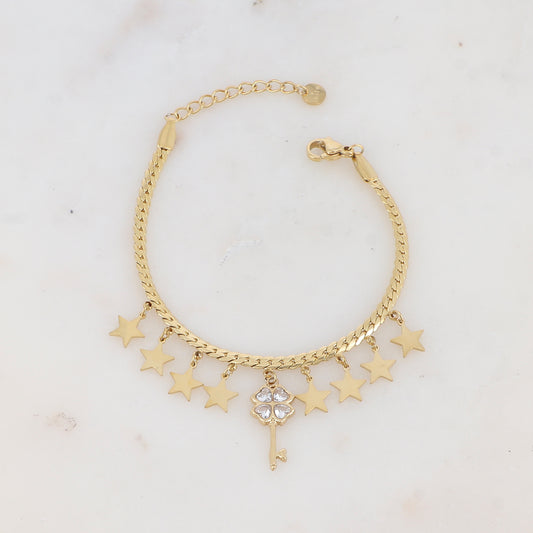 Bracelet en maille avec pampilles étoiles et pendentif forme clé strassée