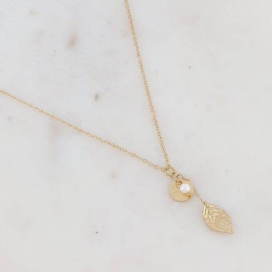 Collier avec pampille ronde martelée, chaîne, feuille texturée et perle d'eau douce (45+5CM)