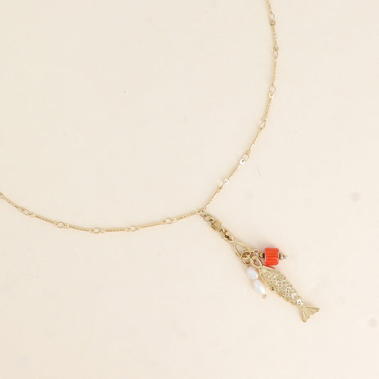 Collier - breloques (poisson, perles d'eau douce, perle de résine) 47+5 cm