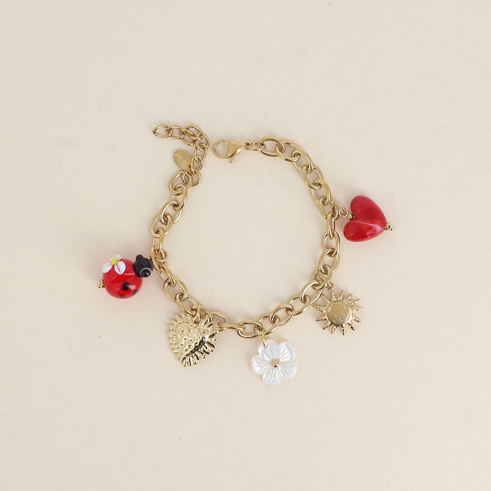 Bracelet - pendentifs (coccinelle en résine, fleur nacrée, cœur, soleil) (17+3 cm)