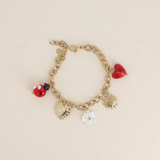 Bracelet - pendentifs (coccinelle en résine, fleur nacrée, cœur, soleil) (17+3 cm)