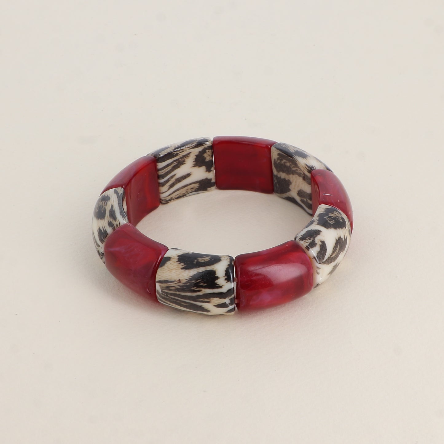 Bracelet élastique - perles en résine et en résine motif léopard Dimensions intérieures du bracelet : 5,5 x 5,5 cm Epaisseur : 18 mm