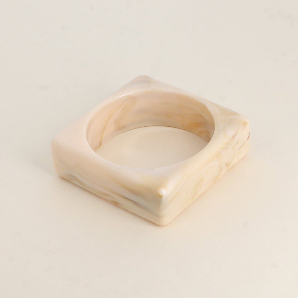 Manchette carrée en résine Dimensions intérieures : 6,6 x 6,6 cm - Epaisseur : 2,4 cm